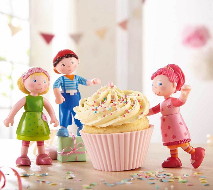 It's a dollhouse doll's birthday party! Mali and Matz doll house dolls by a cupcakee